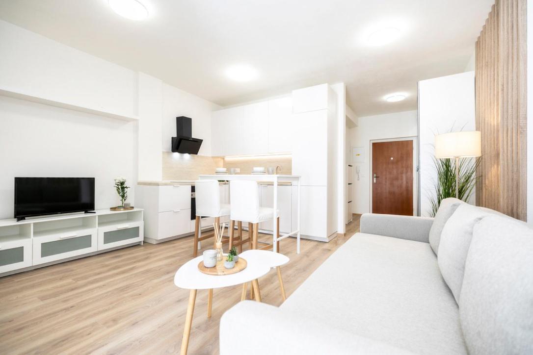 Alure Residences 2 & 24H Self Check-In, Parking In The Garage In The Apartment Building Included, New Building, Terrace, Green Location With A Forest Park With A Lake, Children'S Playground Banská Bystrica Eksteriør billede