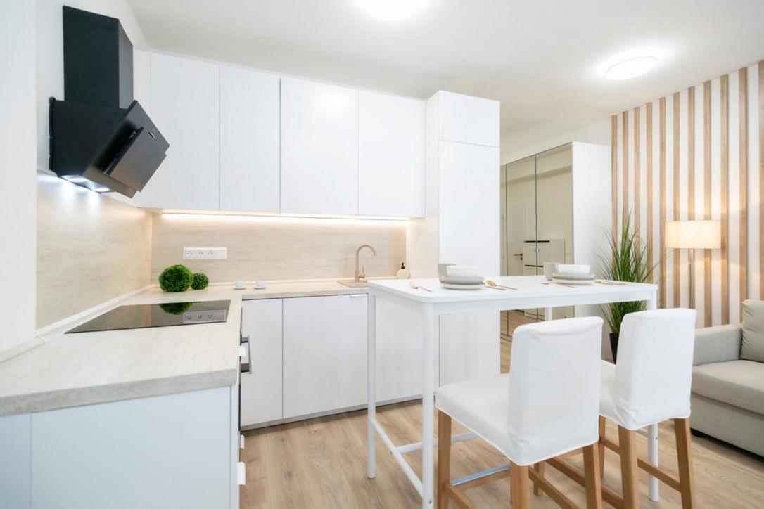 Alure Residences 2 & 24H Self Check-In, Parking In The Garage In The Apartment Building Included, New Building, Terrace, Green Location With A Forest Park With A Lake, Children'S Playground Banská Bystrica Eksteriør billede