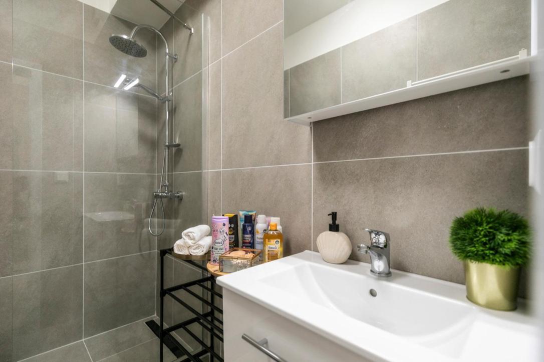 Alure Residences 2 & 24H Self Check-In, Parking In The Garage In The Apartment Building Included, New Building, Terrace, Green Location With A Forest Park With A Lake, Children'S Playground Banská Bystrica Eksteriør billede
