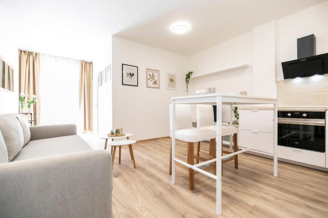 Alure Residences 2 & 24H Self Check-In, Parking In The Garage In The Apartment Building Included, New Building, Terrace, Green Location With A Forest Park With A Lake, Children'S Playground Banská Bystrica Eksteriør billede