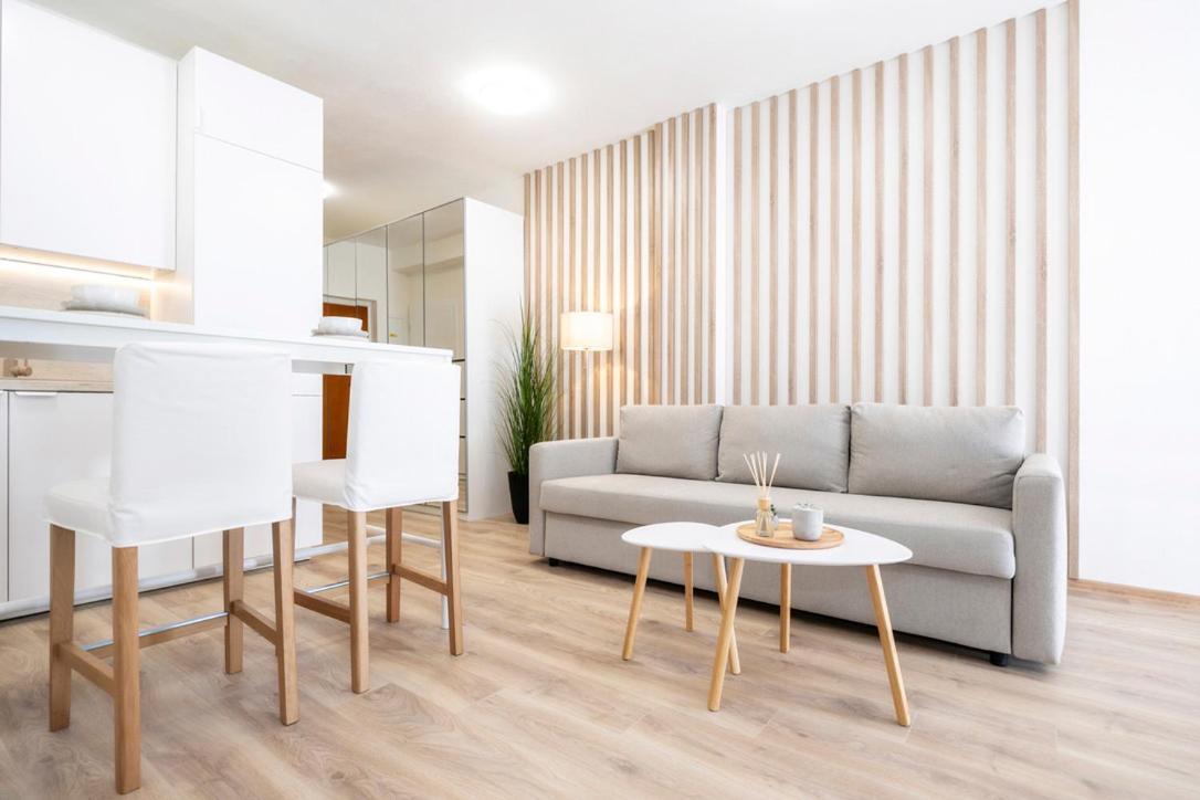 Alure Residences 2 & 24H Self Check-In, Parking In The Garage In The Apartment Building Included, New Building, Terrace, Green Location With A Forest Park With A Lake, Children'S Playground Banská Bystrica Eksteriør billede