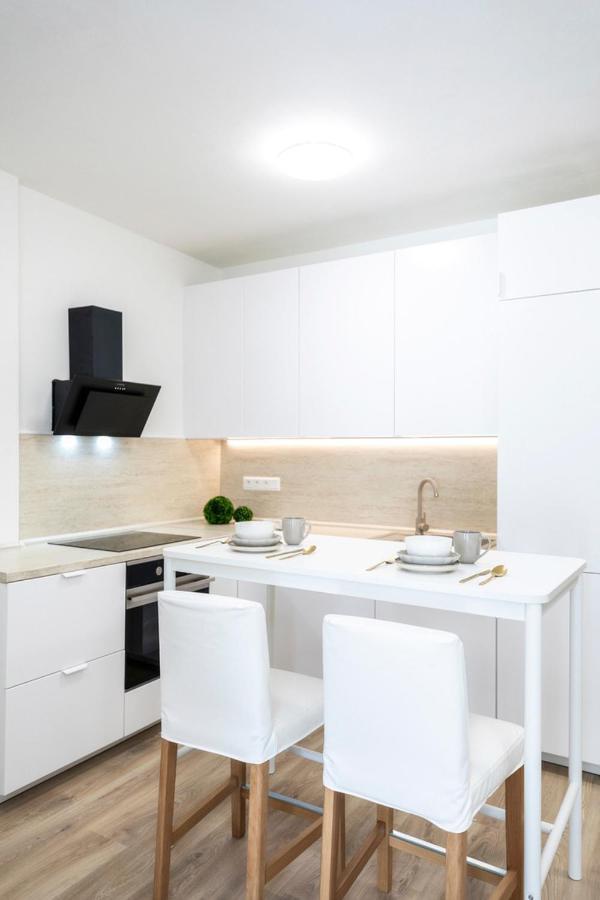 Alure Residences 2 & 24H Self Check-In, Parking In The Garage In The Apartment Building Included, New Building, Terrace, Green Location With A Forest Park With A Lake, Children'S Playground Banská Bystrica Eksteriør billede