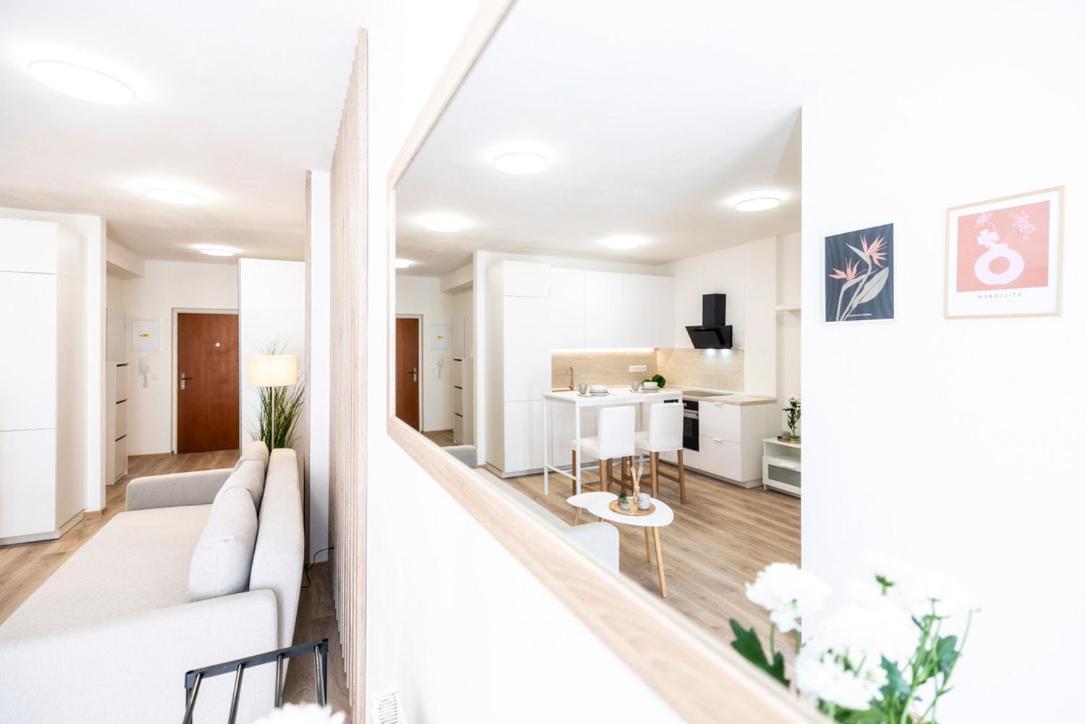 Alure Residences 2 & 24H Self Check-In, Parking In The Garage In The Apartment Building Included, New Building, Terrace, Green Location With A Forest Park With A Lake, Children'S Playground Banská Bystrica Eksteriør billede
