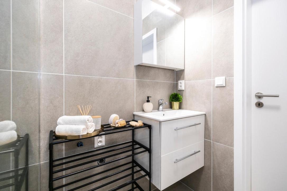 Alure Residences 2 & 24H Self Check-In, Parking In The Garage In The Apartment Building Included, New Building, Terrace, Green Location With A Forest Park With A Lake, Children'S Playground Banská Bystrica Eksteriør billede
